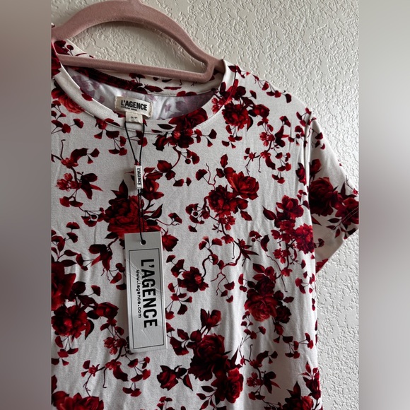 NEW L'AGENCE ressi fitted tee in black/red baroque floral - Picture 6 of 10